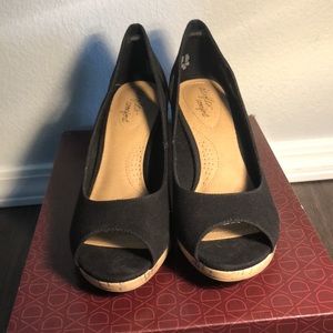 Comfort wedge Size 8.5 women’s (US). Black.
